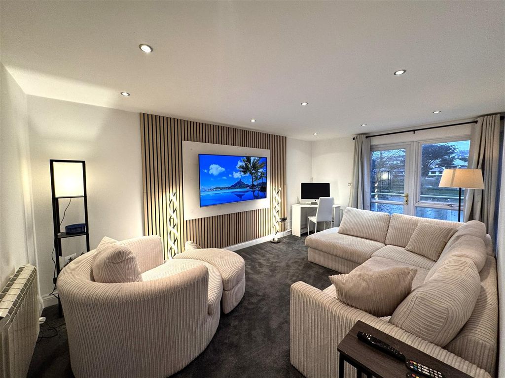 Property photo 2 of 8 8 Lakeview Court Lounge