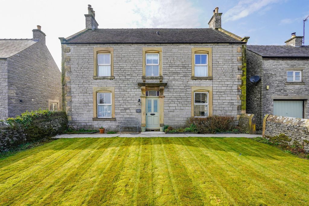 Property photo 2 of 34
