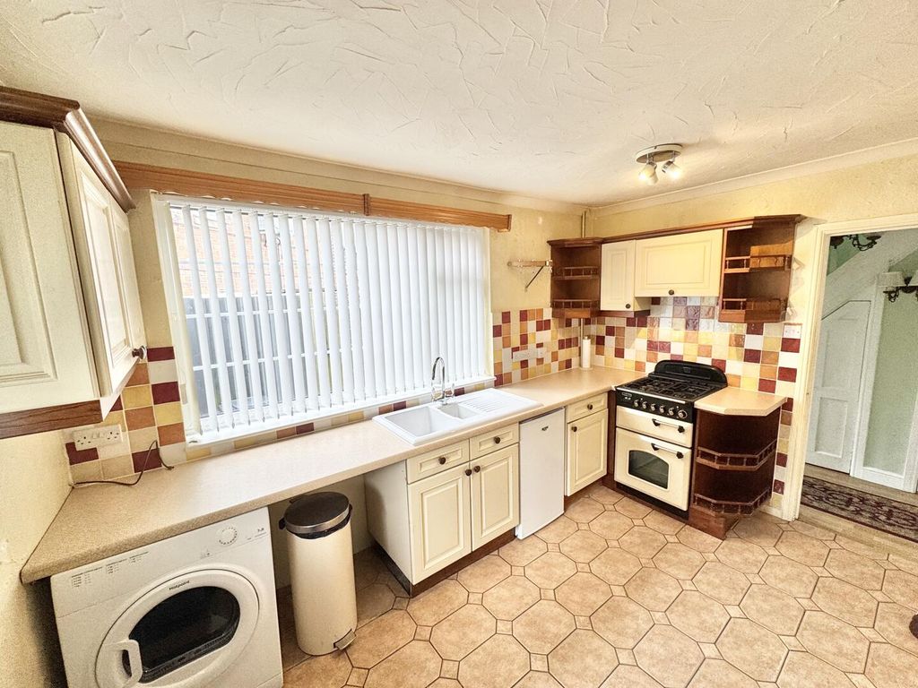 Property photo 3 of 17 Kitchen