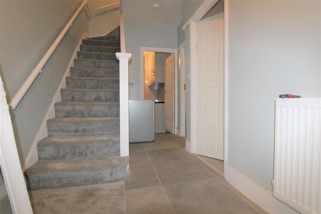 Property photo 2 of 11 Downstairs Corridoor