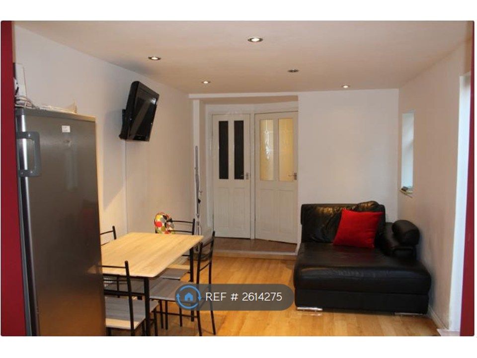 Property photo 1 of 14 Dining / Living Area