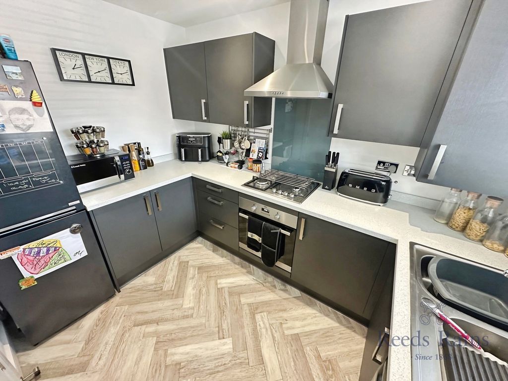 Property photo 3 of 10 Kitchen