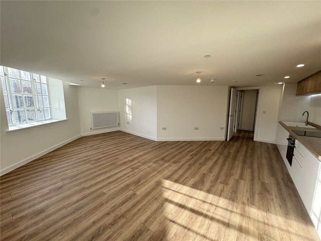 Property photo 2 of 11 Flat 102