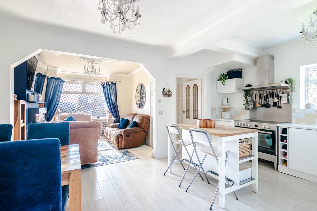 Property photo 2 of 28 Living1