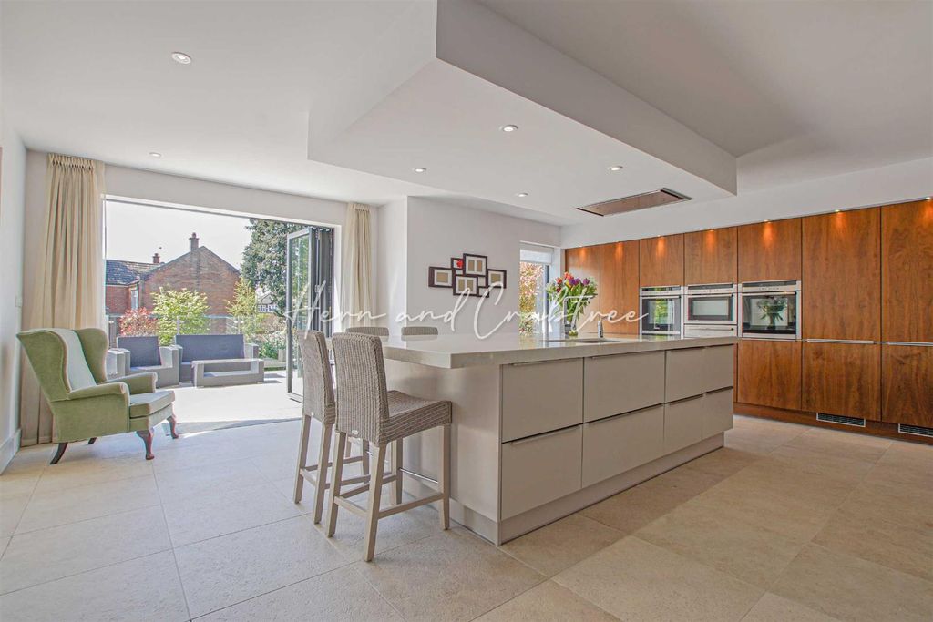 Property photo 2 of 31