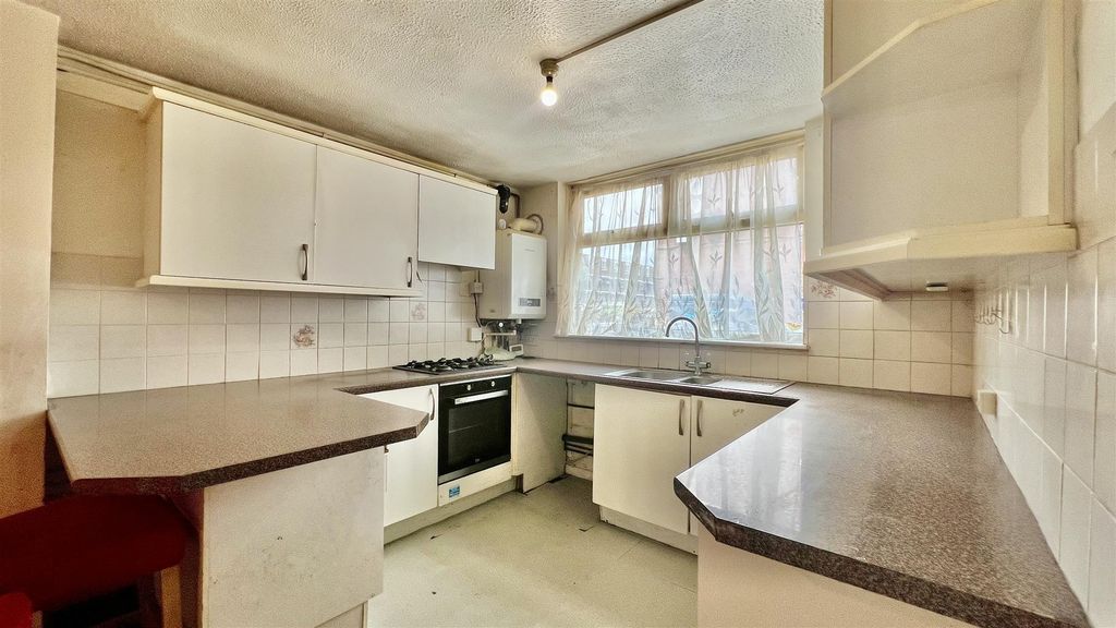 Property photo 2 of 10 Kitchen
