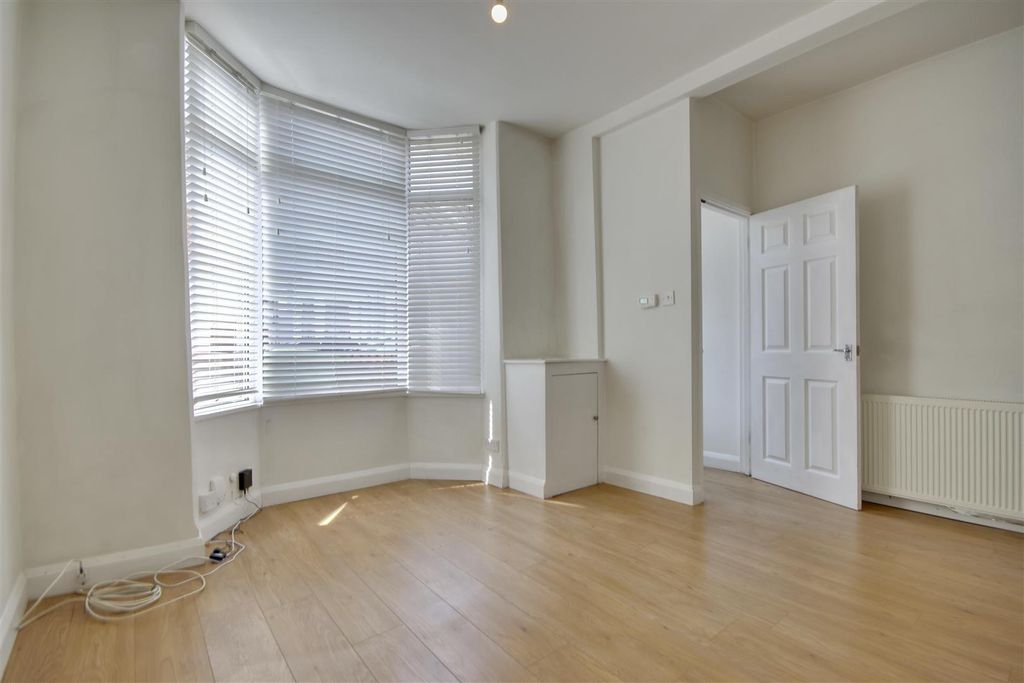 Property photo 3 of 14 Essex Road Lounge.Jpg
