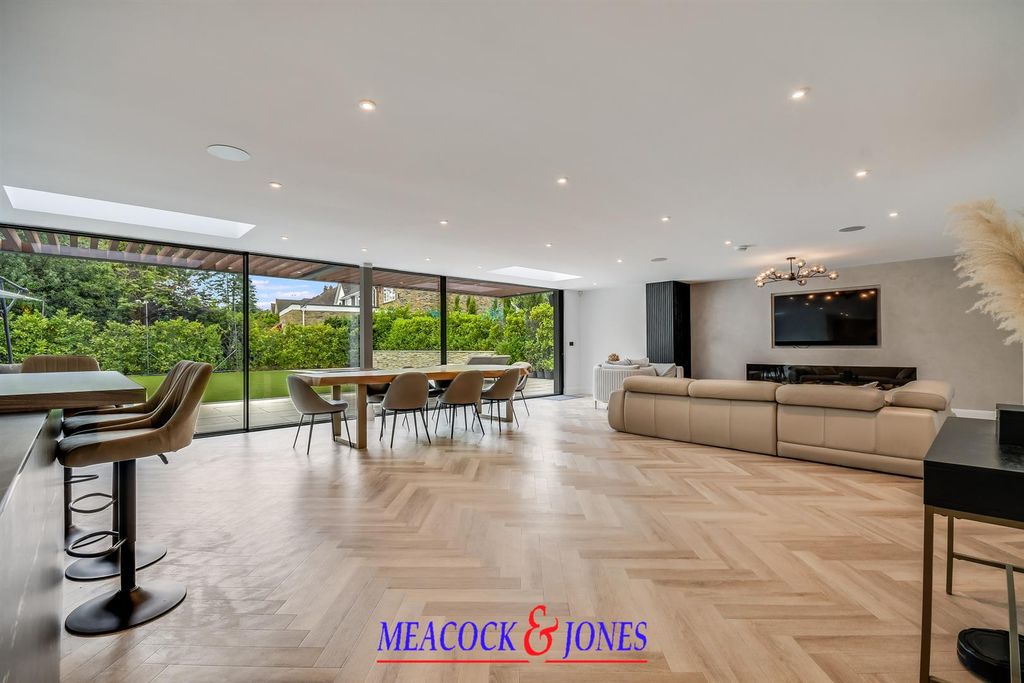 5 bed detached house for saleHeronway, Hutton Mount, Brentwood CM13 photo 5