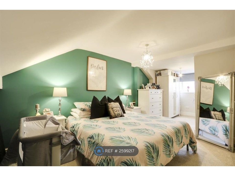Property photo 1 of 19 Top Floor Bedroom