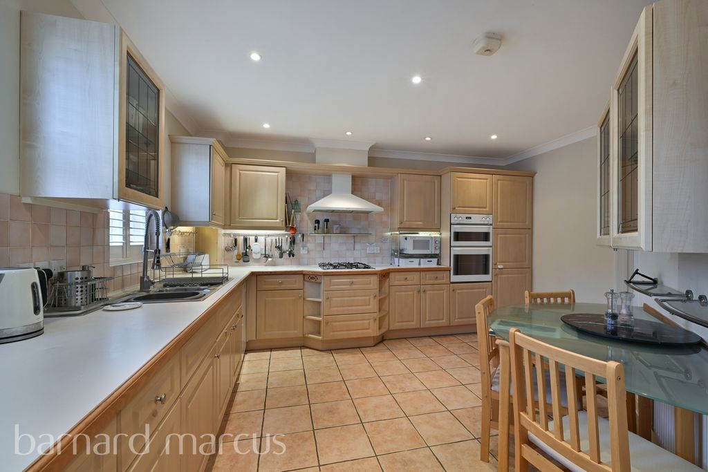 Property photo 3 of 9 Kitchen