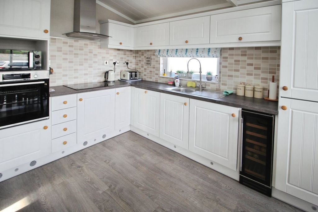 Property photo 3 of 16 Kitchen