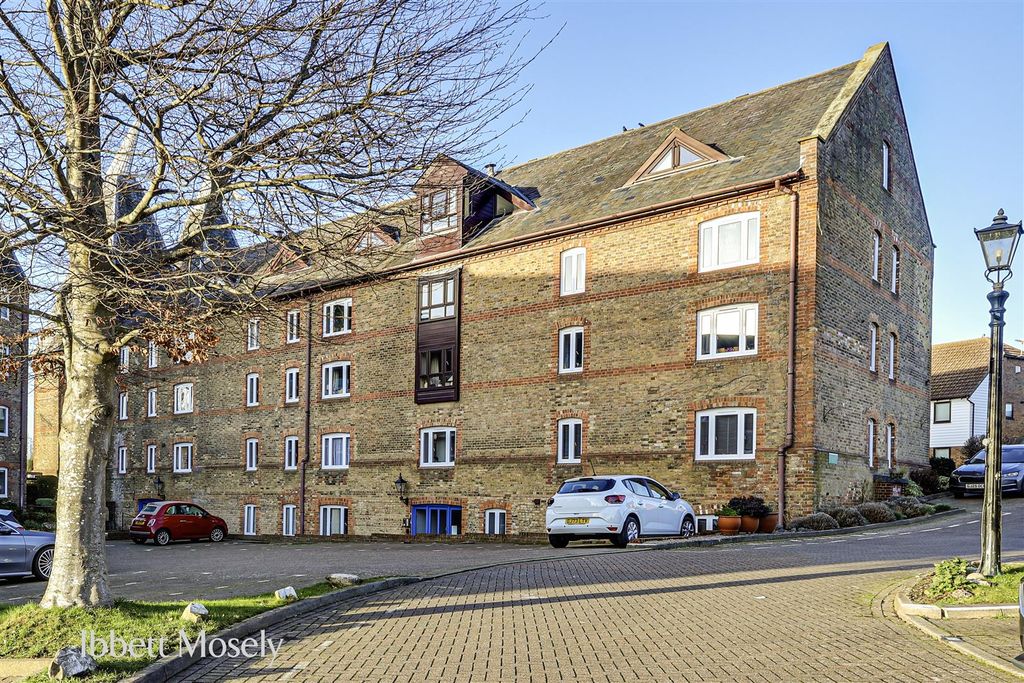 Property photo 1 of 9 1.  1 The Maltings, Carpenters Lane, Tonbridge, Tn