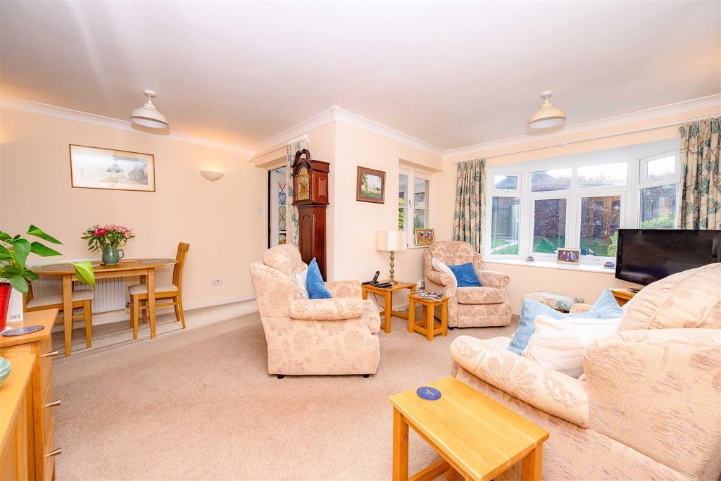 Property photo 2 of 22 Living Room