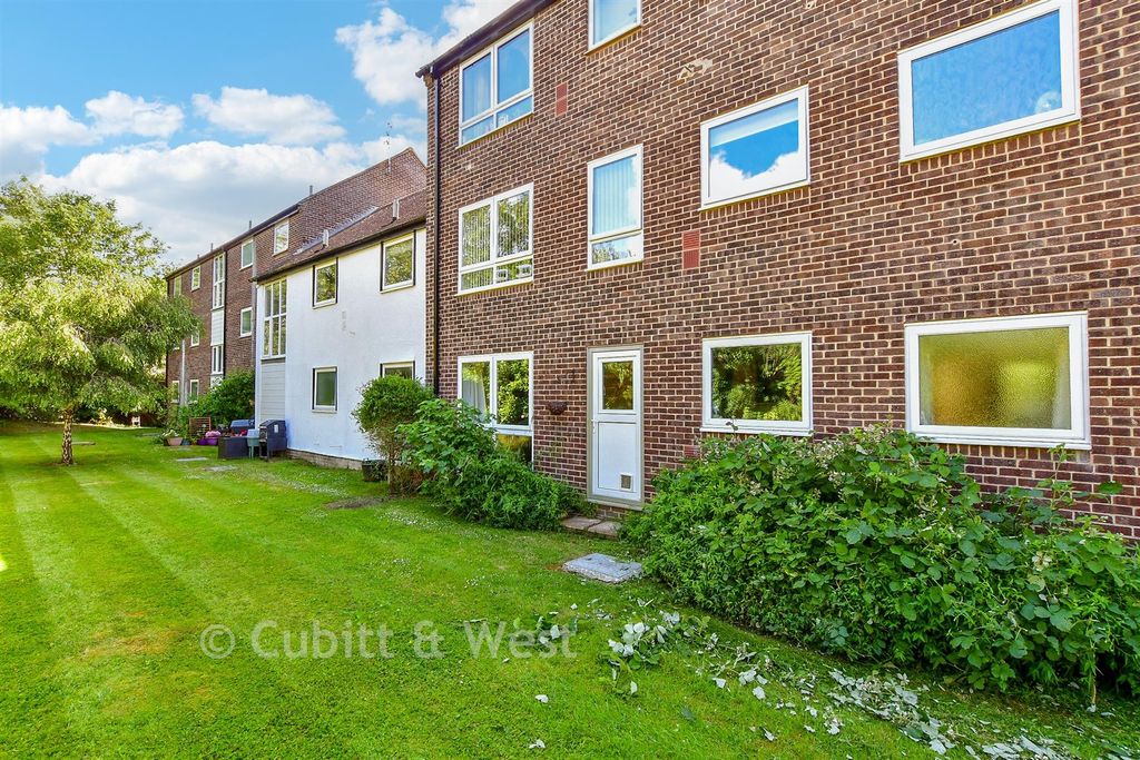 Property photo 1 of 14 Communal Gardens