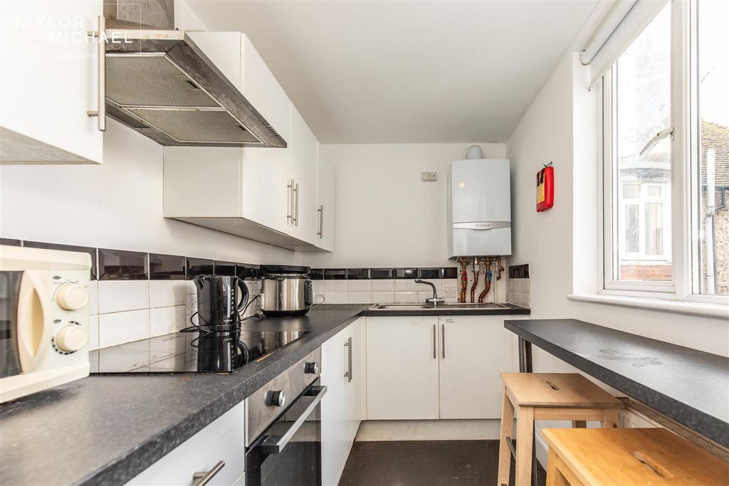 Property photo 2 of 5 Kitchen