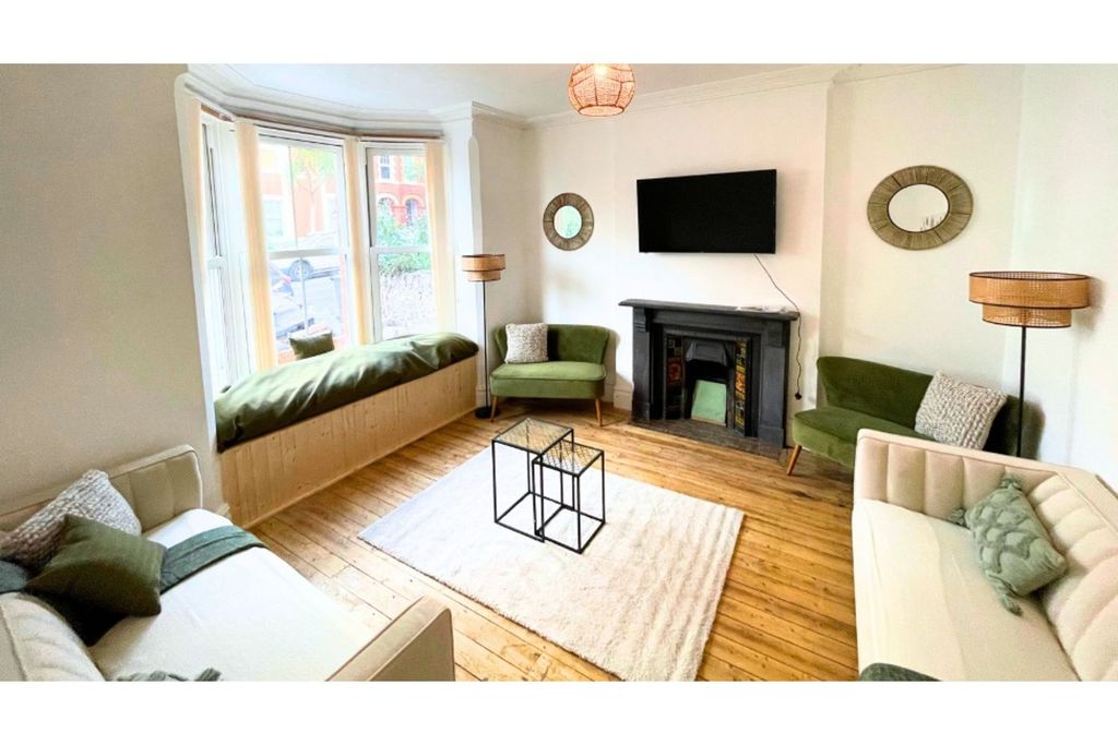 Property photo 2 of 23 Lounge