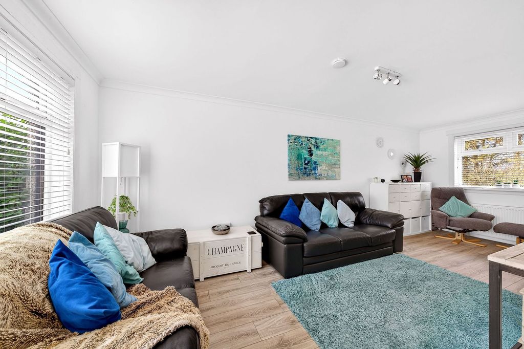 Property photo 3 of 43 Lounge