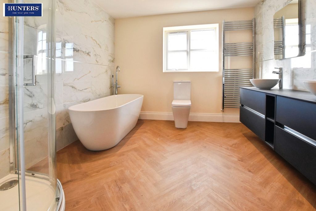 Property photo 2 of 21 Bathroom