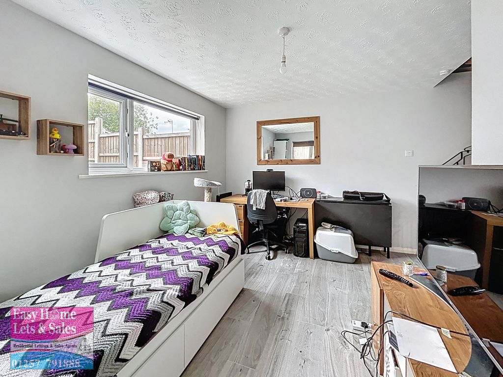 Property photo 3 of 9 Living Room