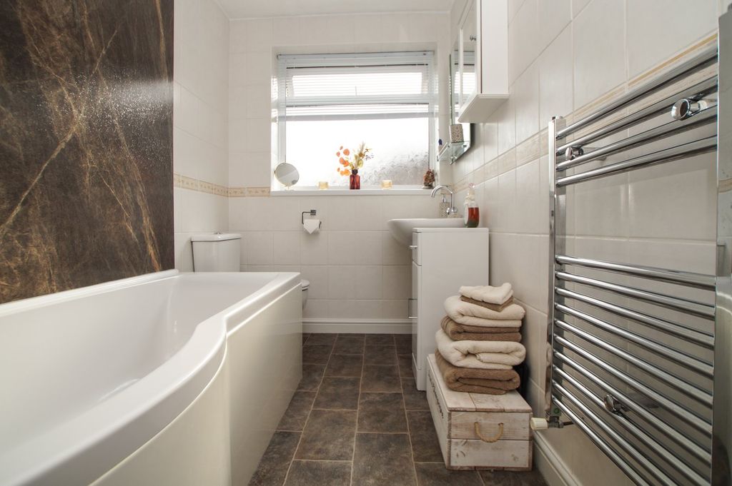 Property photo 3 of 23 Bathroom
