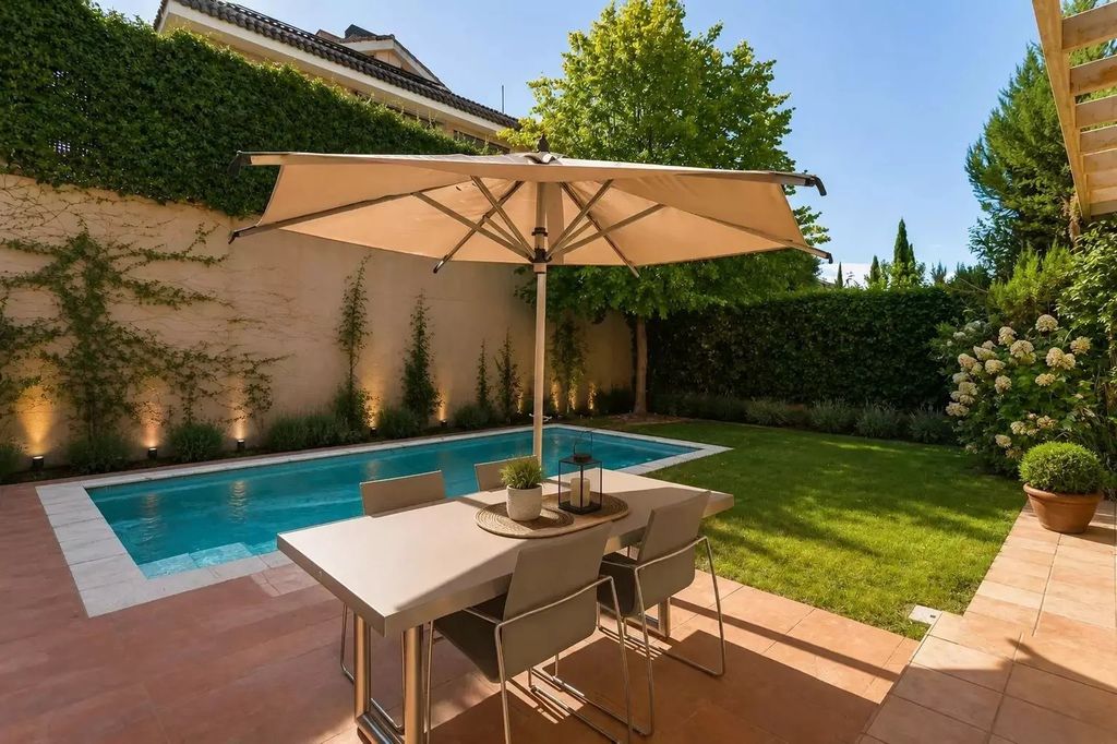 Property photo 1 of 14 Spain | Las Rozas De Madrid | 6 Bedrooms | 5 Bathrooms | 443 Sqm | €1,260,000