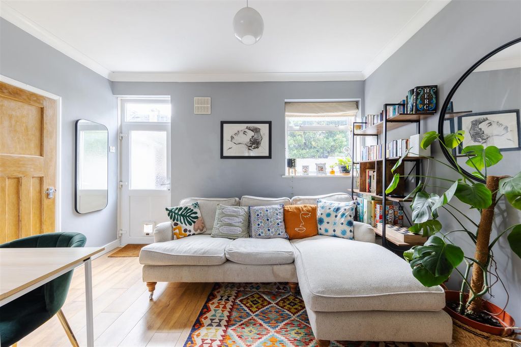 Property photo 2 of 13 Suffolk Park Road, E17