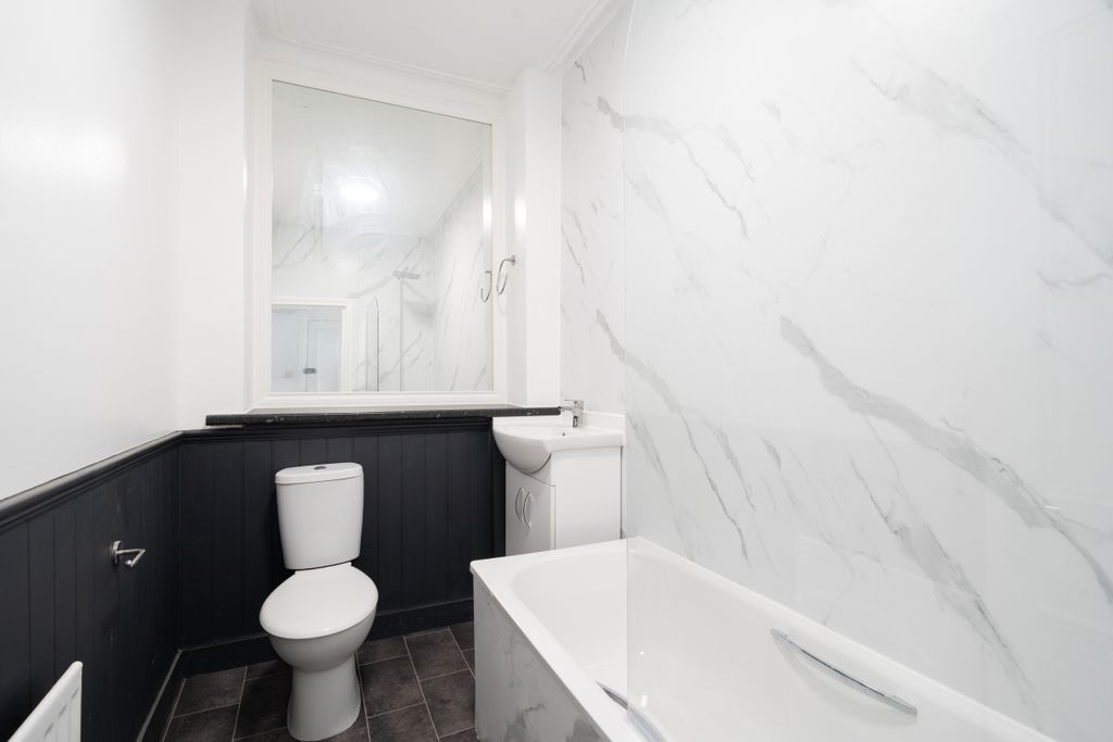 Property photo 3 of 15 South Lambeth Roa...