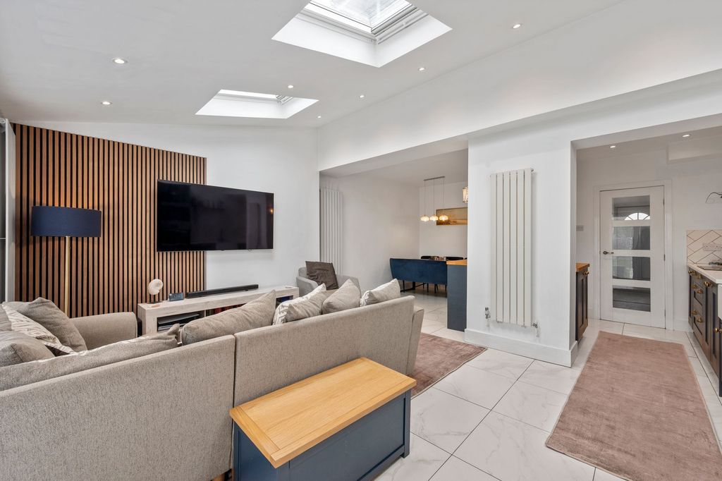 Property photo 3 of 33