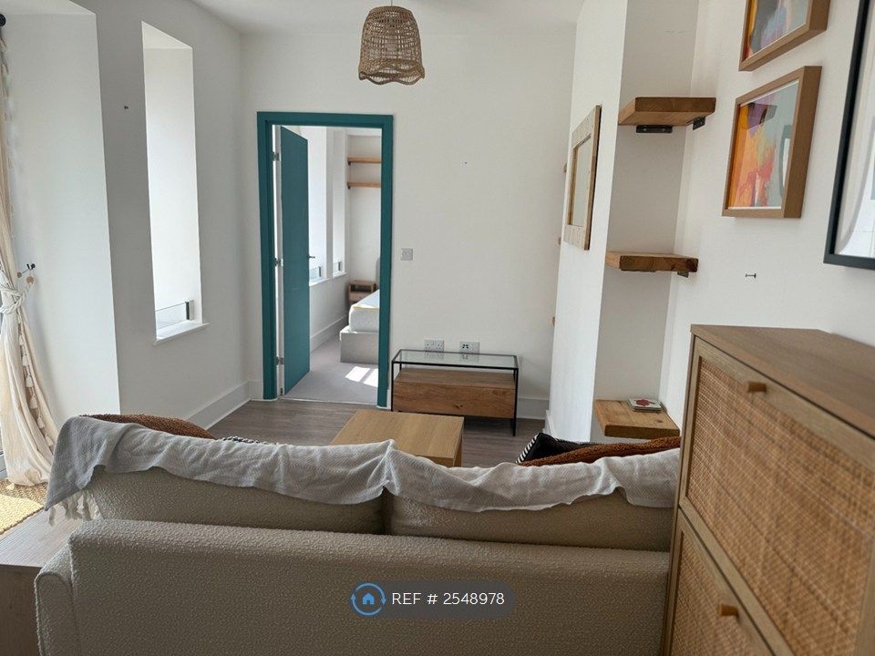 Property photo 3 of 14 Living Space