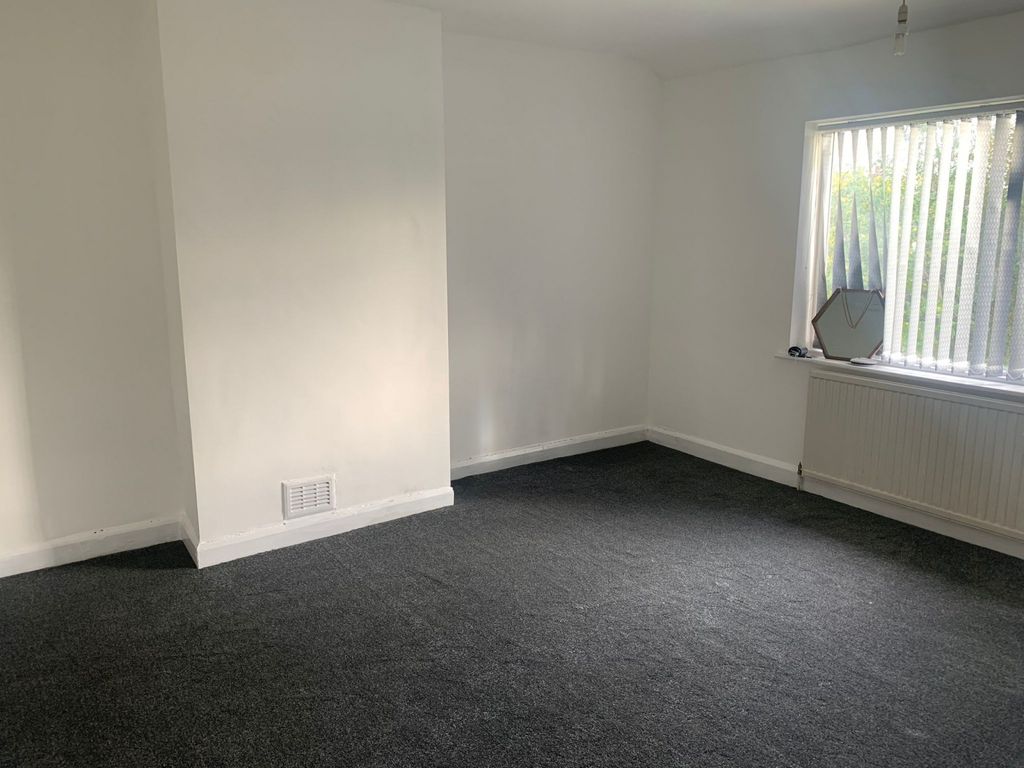 Property photo 3 of 11 A Bright And Clean Double Bedroom Featuring A Larg...