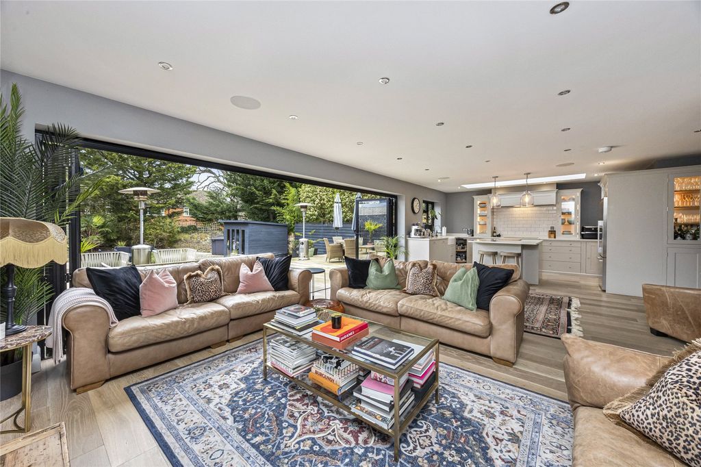 Property photo 2 of 18 Reception/Kitchen