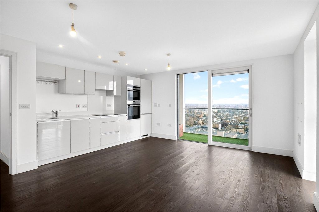 Property photo 1 of 20 Reception/Kitchen