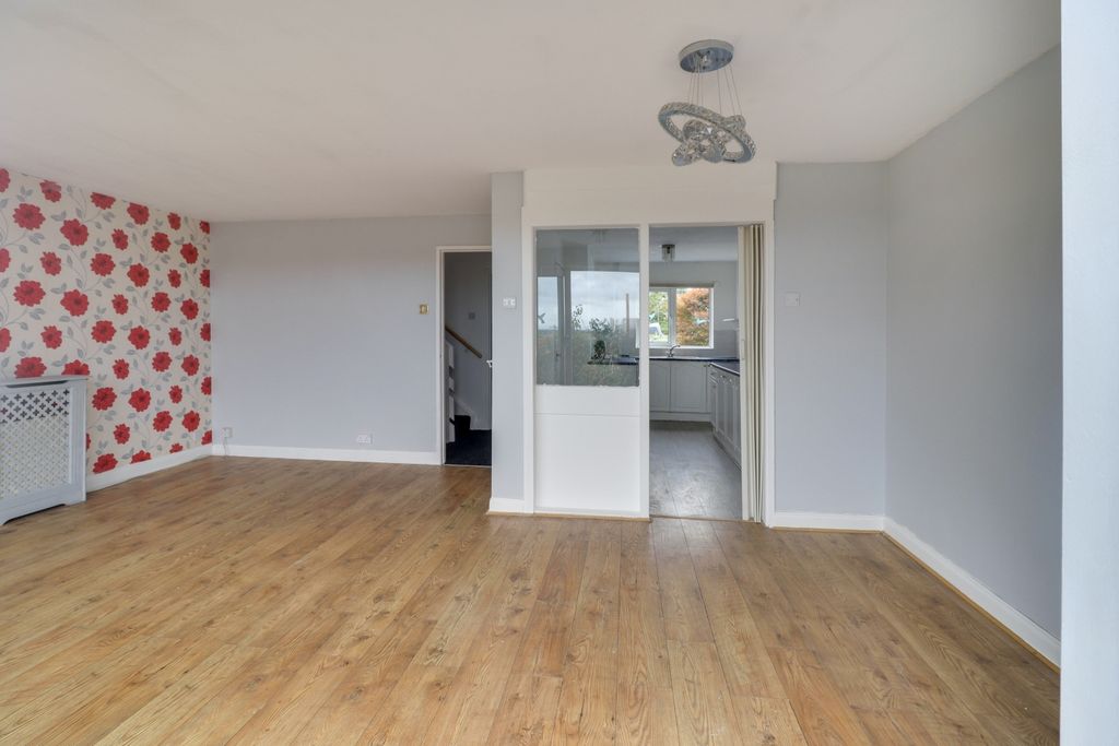 Property photo 3 of 28 Lounge