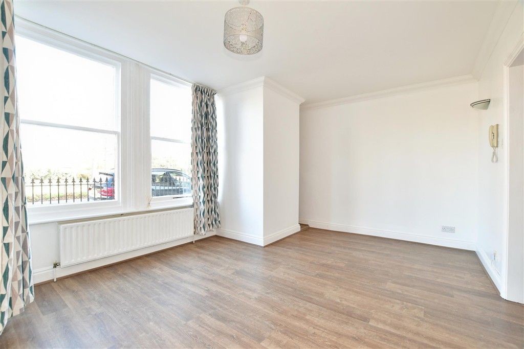 Property photo 2 of 8 Lounge