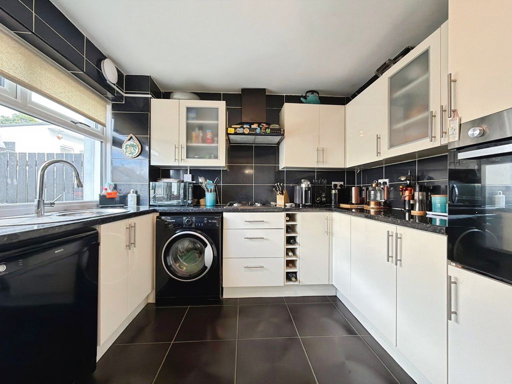 Property photo 2 of 18 Kitchen