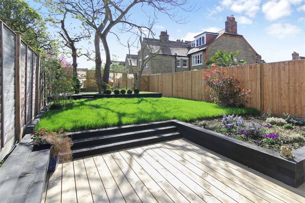 Property photo 3 of 7 Garden