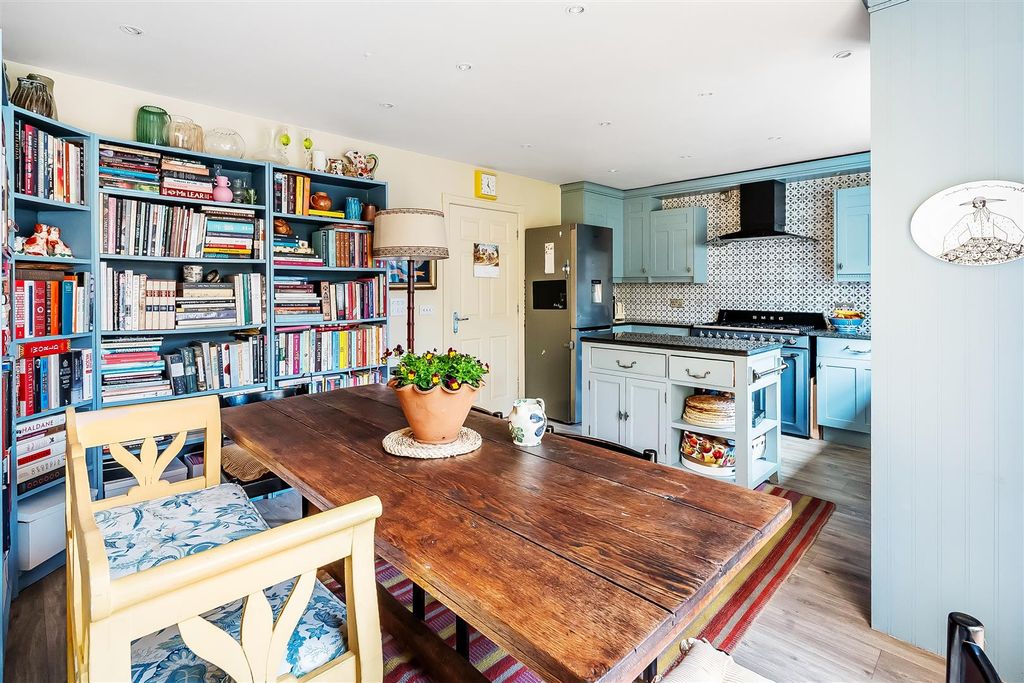 Property photo 3 of 15 13-Lavender-Close-12.Jpg