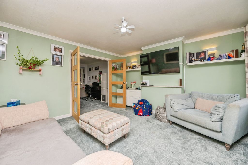 Property photo 2 of 15 Lounge