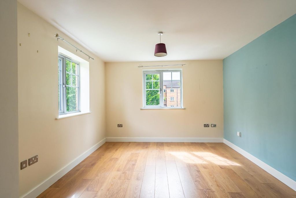 Property photo 3 of 9 Smeed House (1 Of 8).Jpg