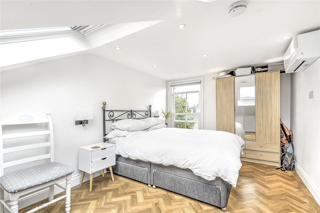 Property photo 3 of 16 Bedroom