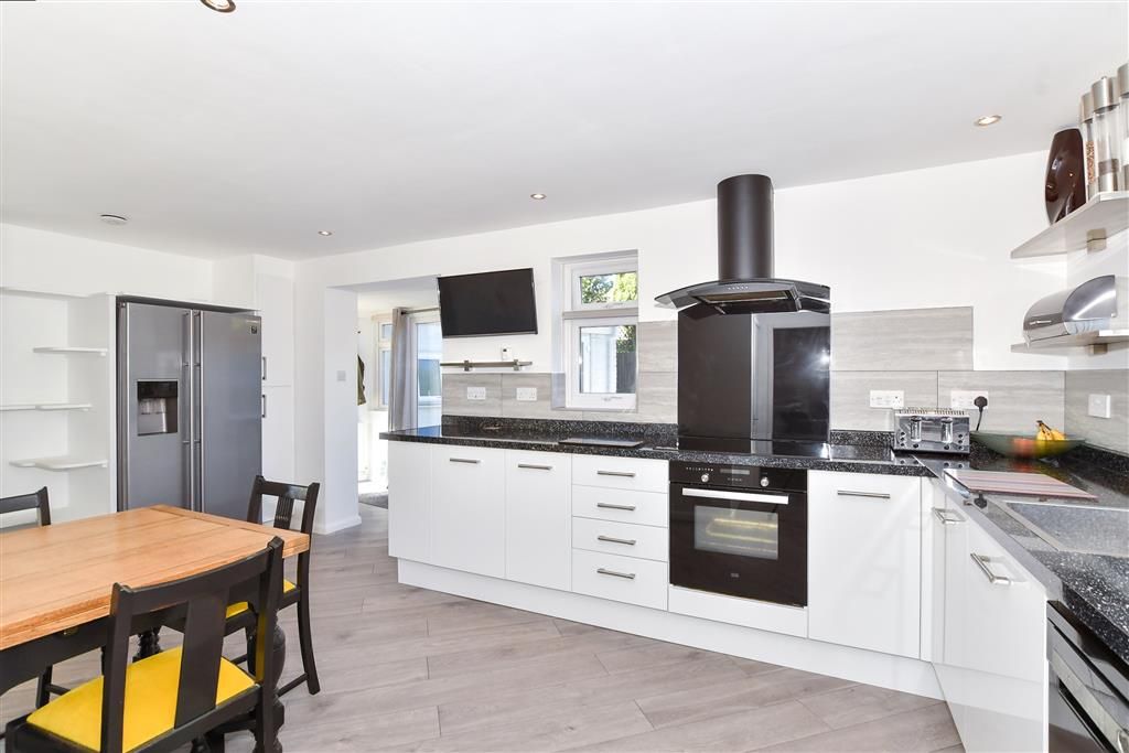Property photo 3 of 18 Kitchen
