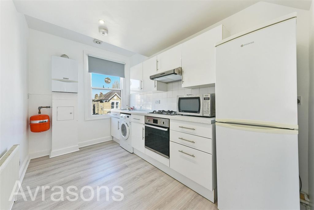 Property photo 3 of 10 Kitchen