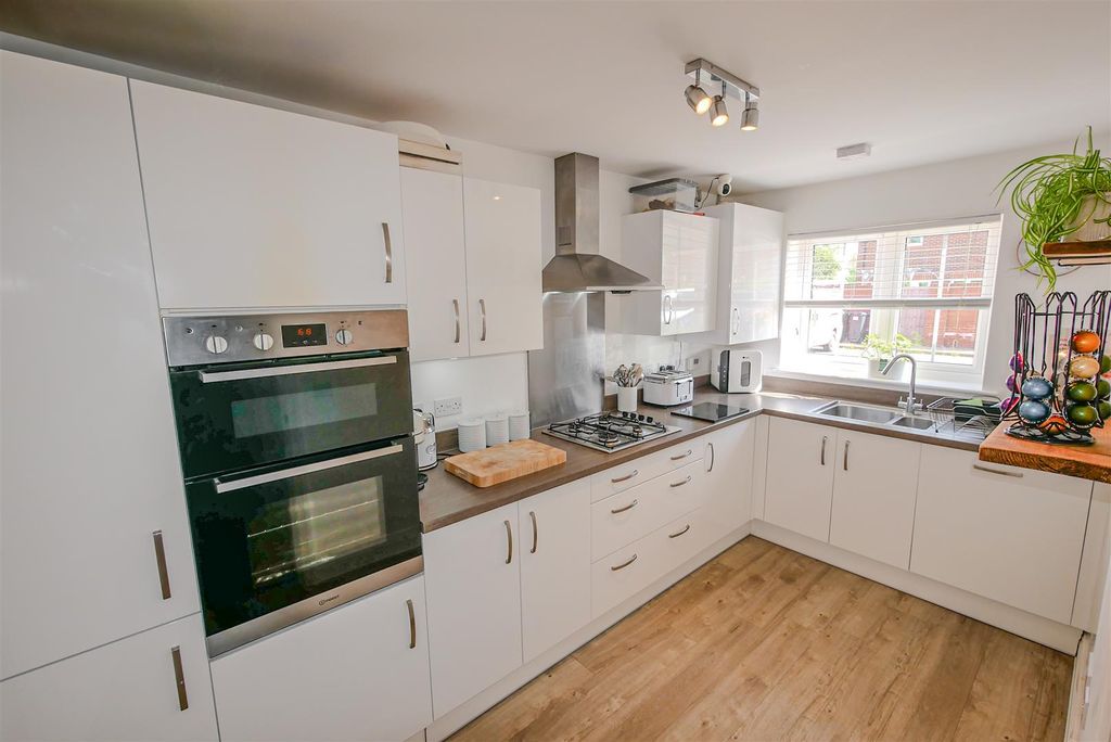 Property photo 3 of 10 Kitchen