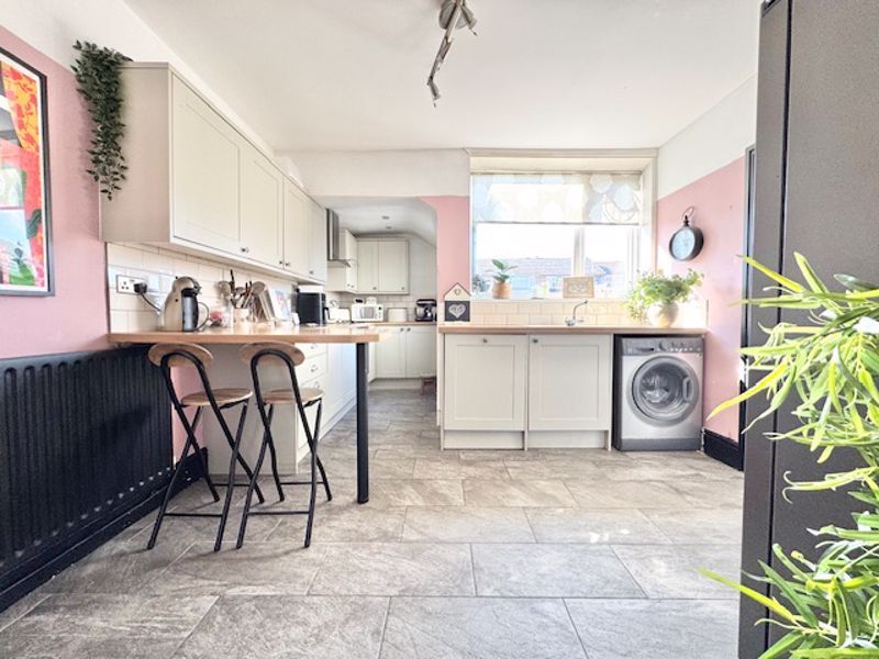 Property photo 3 of 27 Kitchen Breakfast