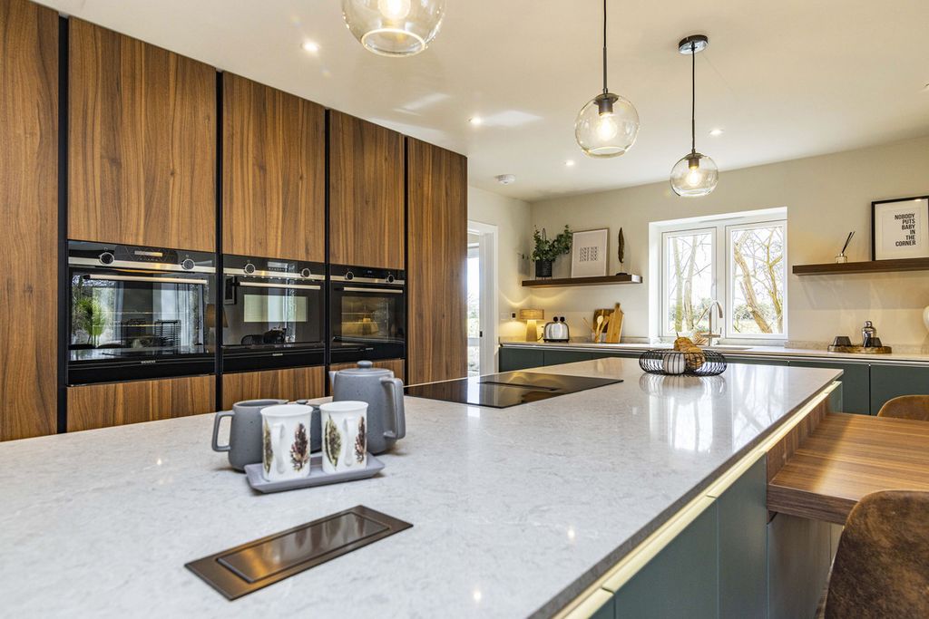 Property photo 3 of 32