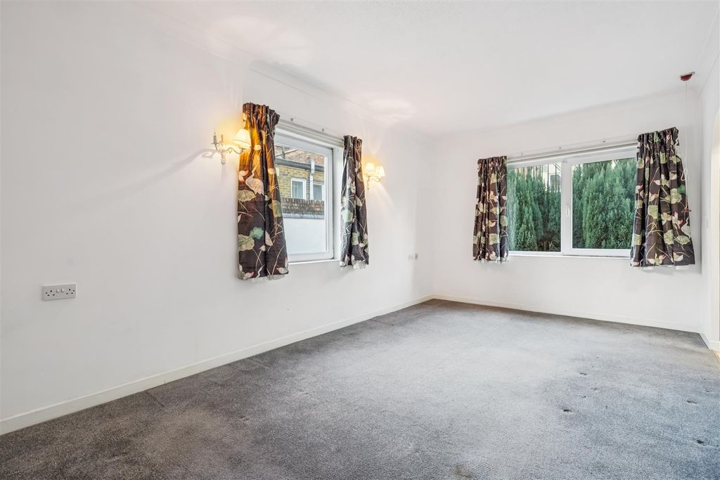 Property photo 2 of 14 Homecross House, W4 - For Sale