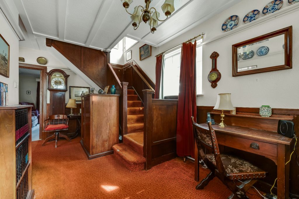 Property photo 2 of 18 Entrance Hall