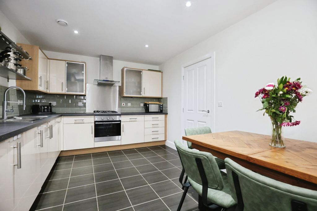 Property photo 2 of 18 Kitchen/Dining Room