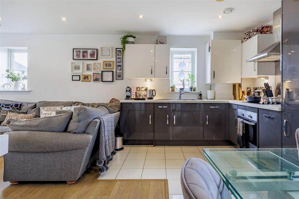 Additional image 6 of 2 bed flat for saleBuckingham Road, Epping CM16
