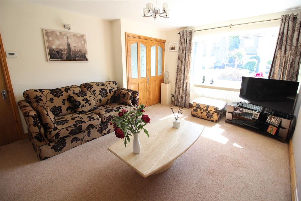 Property photo 3 of 19 Fitted Kitchen